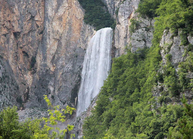 cachoeira boka maior da eslovenia em bovec