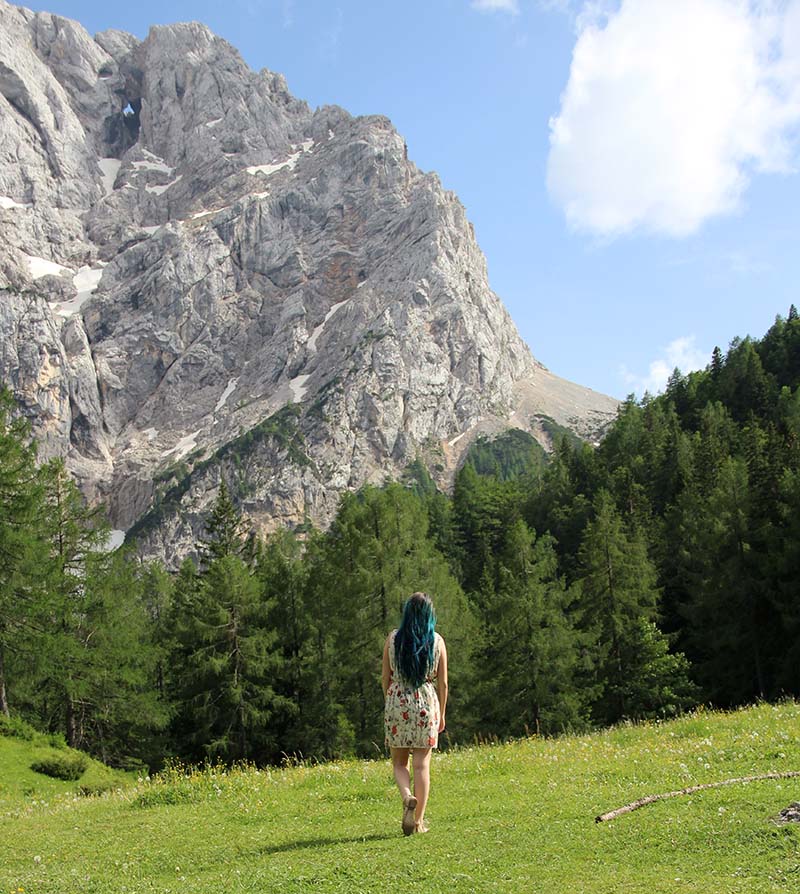 montanha presank menina paga estrada mais bonita da eslovenia
