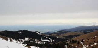 Monte Grappa e o monumento da Primeira Guerra Mundial vista do monte grappa estrada veneto