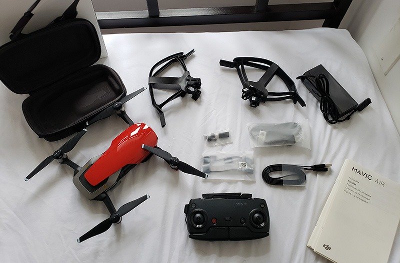 Kit básico do drone DJI Mavic Air com drone aberto, hélices protetoras, cabos, controle, caixa e manuais
