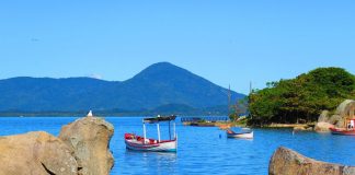 Dicas de Florianópolis: tudo sobre a ilha da magia de SC! praias de floripa barquinho
