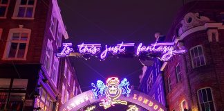 Frases iluminadas do Queen na Carnaby Street em Londres carnaby street frases do queen com neon