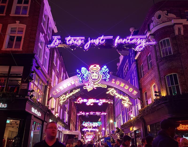 carnaby street frases do queen com neon
