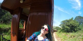 Passeio de trem São João del Rei a Tiradentes: dicas e valores mulher pendurada no trem tiradentes são joão del rei minas gerais