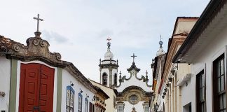 8 coisas para fazer em São João del Rei MG rua de sao joao del rei e igreja ao fundo