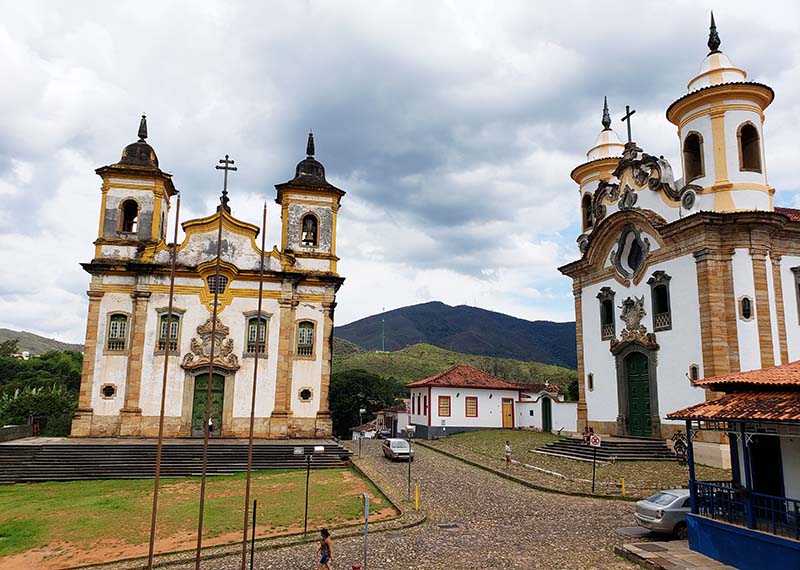 Igrejas Gêmeas da Praça Minas Gerais em Mariana