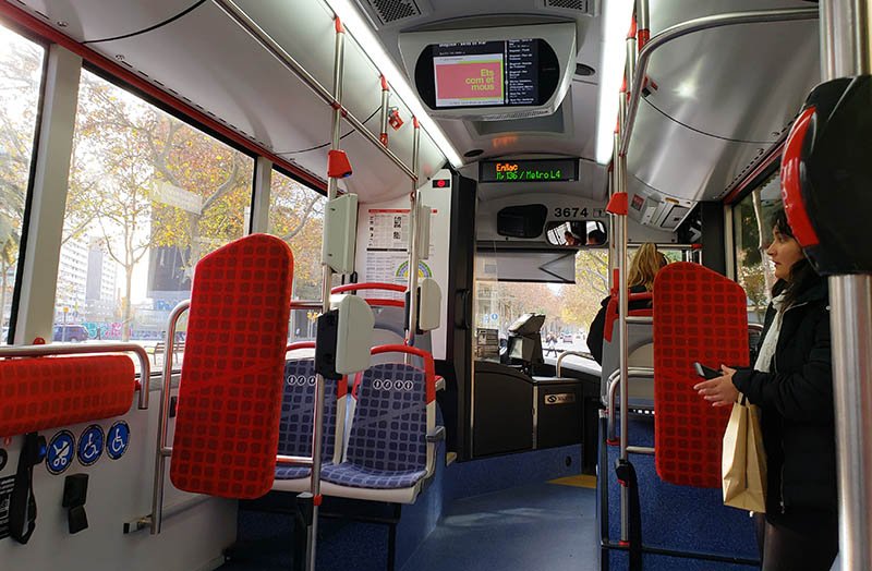 Interior do ônibus TMB