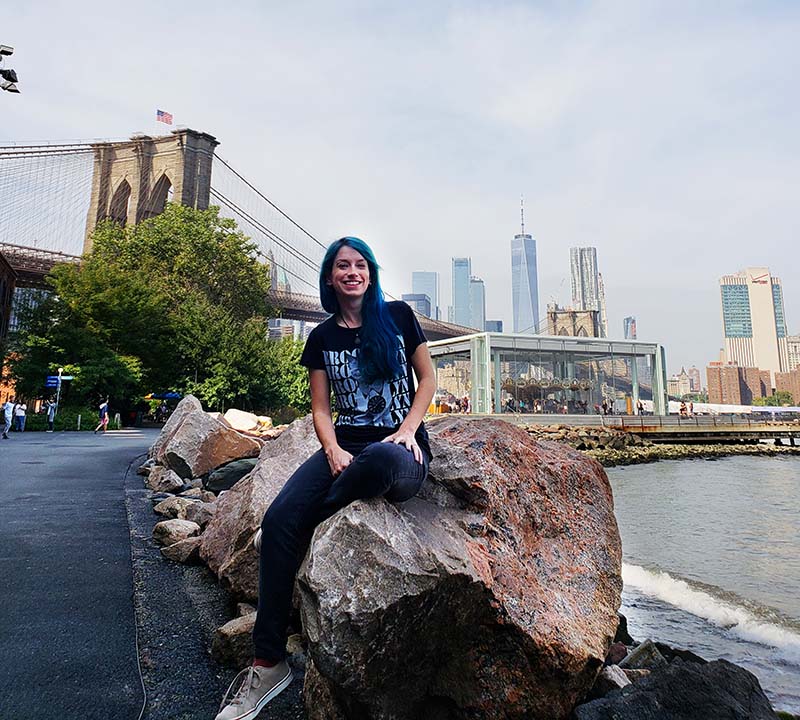 mulher viajar sozinha para nova york ponte brooklyn