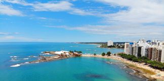 O que fazer em Guarapari: guia de praias, cachoeiras, história Praia das Castanheiras e mar azul em Guarapari