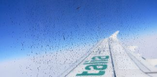 Como é voar Alitalia São Paulo para Roma e Barcelona marca alitalia na asa do aviao vista da janela