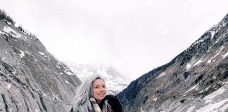 O que fazer em Chamonix: roteiro completo nos Alpes Franceses mulher sentada na neve com cabelo branco