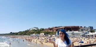 Primeiras viagens após a quarentena na Inglaterra viagem apos quarentena banhistas na praia bournemouth