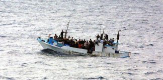 O mito da Europa invadida por refugiados: a verdade por trás dos números barco de refugiados cruzando canal da mancha inglaterra