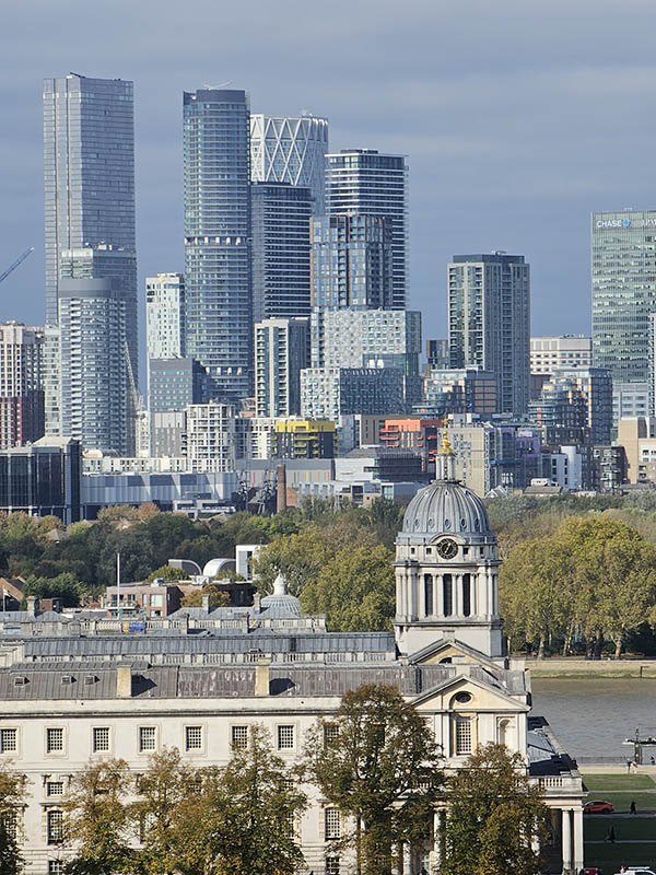 foto tirada do morro em greenwich com vista para predios e distrito financeiro em canary wharf